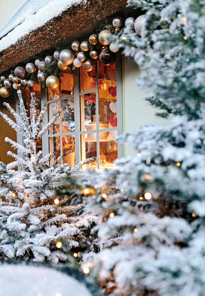Vorweihnachtszeit - erleuchtetes Wohnzimmerfenster, Schnee