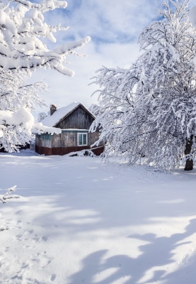 Winterlandschaft - Haus im tiefen Schnee