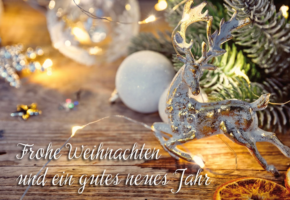 Weihnachten - Hirschfigur, Glaskugel, Licht, Zweig
